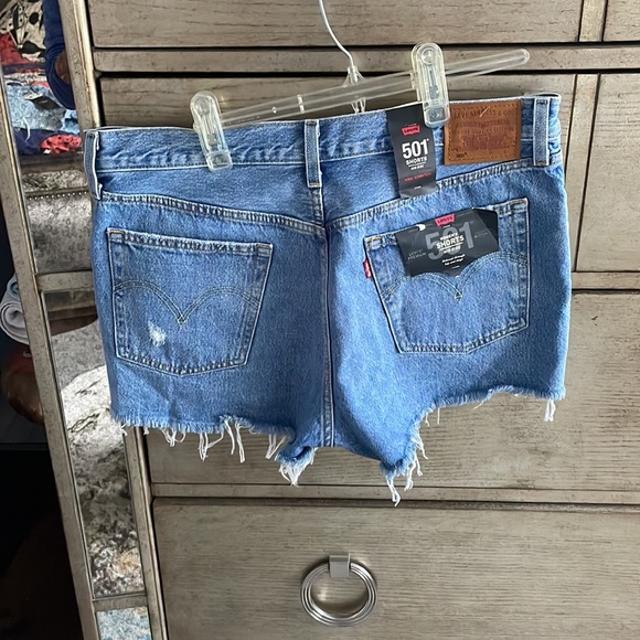 Levi’s 501 distressed denim shorts, size 32, new - Picture 4 of 9